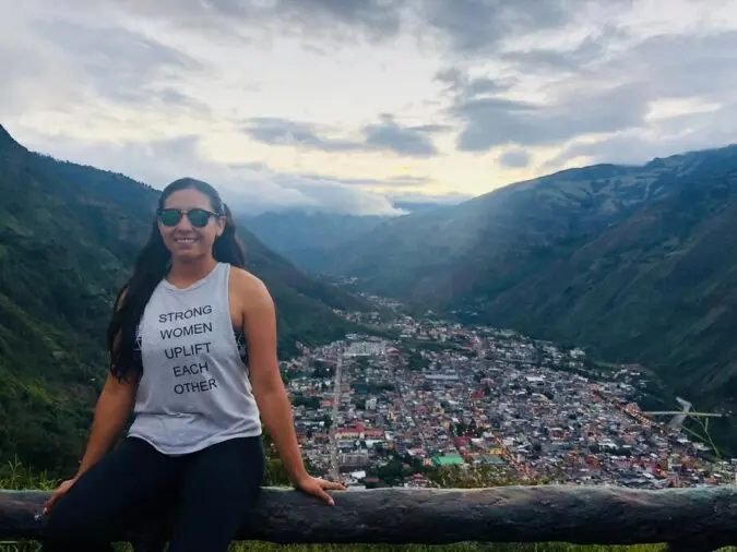 Turista de visita en Baños de Agua Santa en Tungurahua, Ecuador