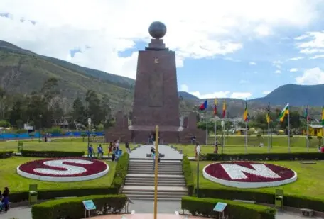 Monumento a la Mitad del Mundo de San Francisco de Quito Turistmo Ecuador